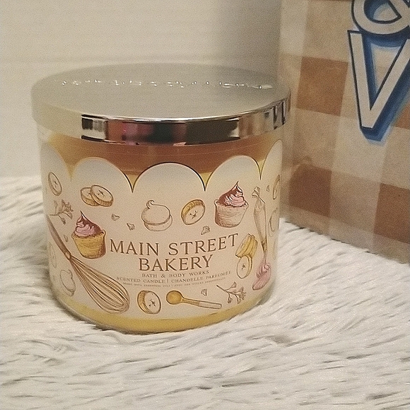 Brand New Bath & Body Works Bundle Of Three 3-Wick Candles - Picture 8 of 10